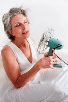 Mujer sosteniendo ventilador
