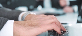 Escribiendo en una computadora portátil