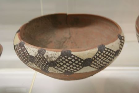 Cuenco de cerámica Yangshao de terracota con diseño geométrico negro. 5000-7000 años.
