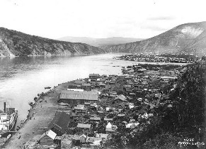 Dawson City en el río Yukon