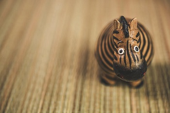 Cerca de zebrawood con cebra tallada para comparación