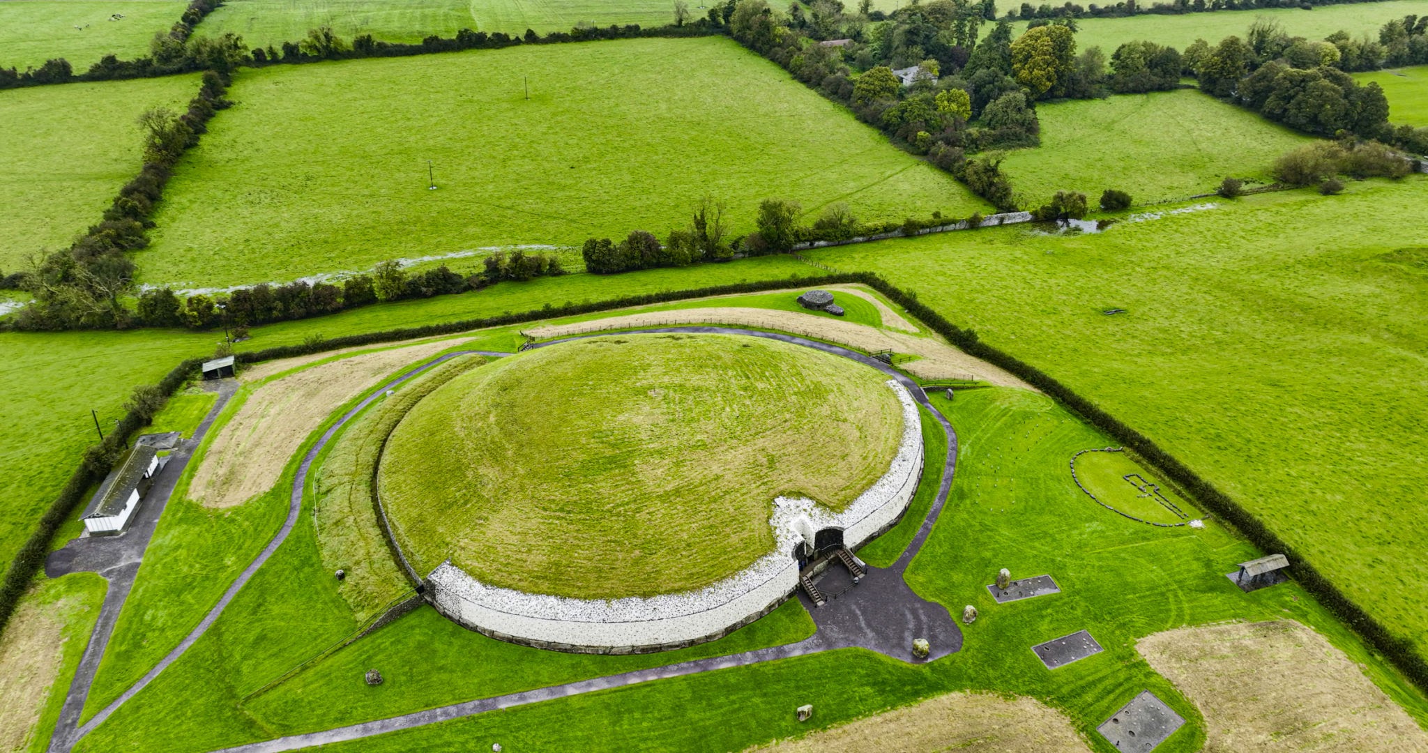 Los túmulos protegían las complejas cámaras interiores y creían colinas artificiales en el paisaje.