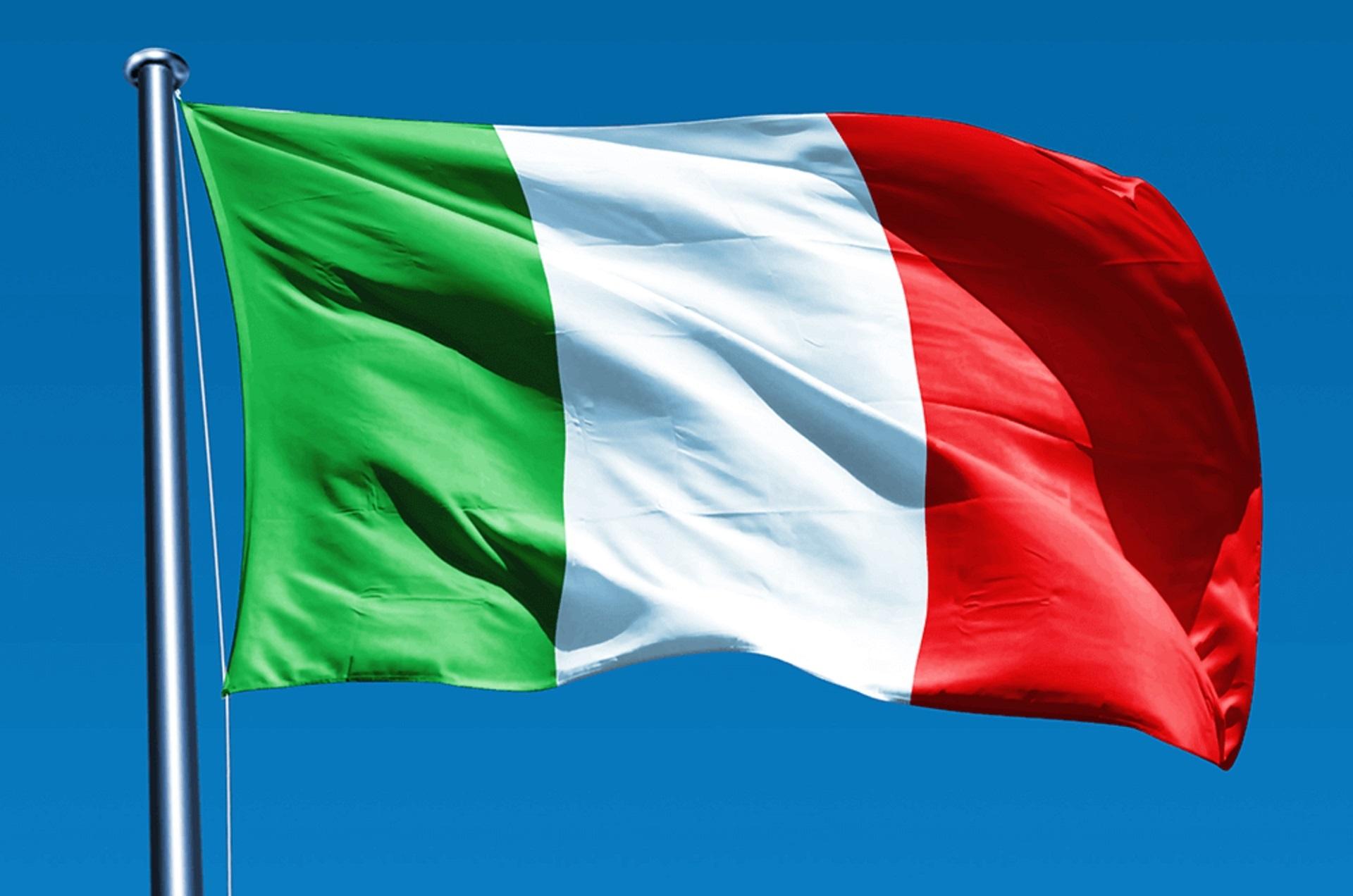 Bandera de Italia flameando con el viento