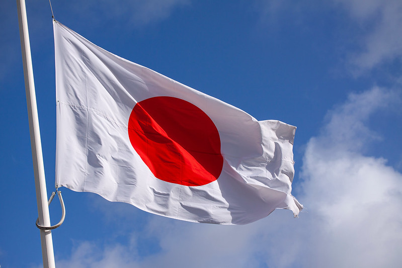 Bandera de Japón flameando con el viento