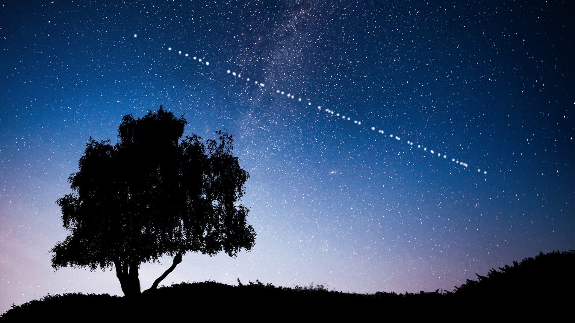 Tren de satélites Starlink brillando con el reflejo del Sol