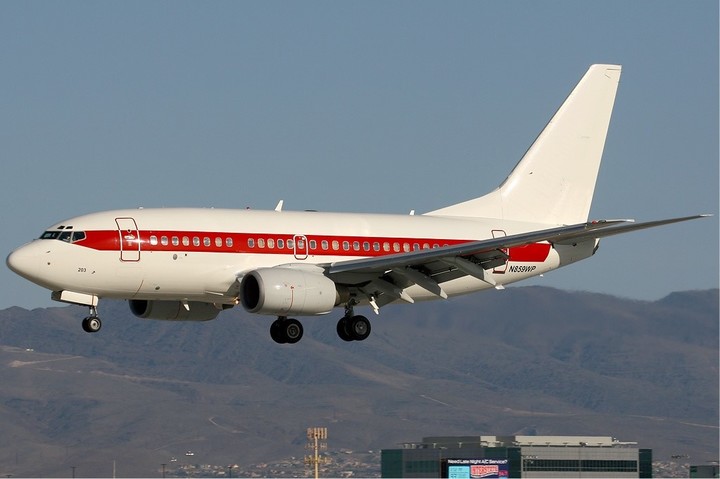 Un Boeing 737 de la flota Janet operativo. Estas aeronaves comerciales modificadas constituyen el único puente logístico diario entre Las Vegas y la base secreta.
