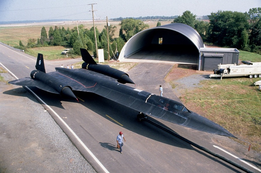 El perfil plano y el diseño del A-12 Oxcart, construido con titanio adquirido mediante redes secretas de contrainteligencia a la Unión Soviética.