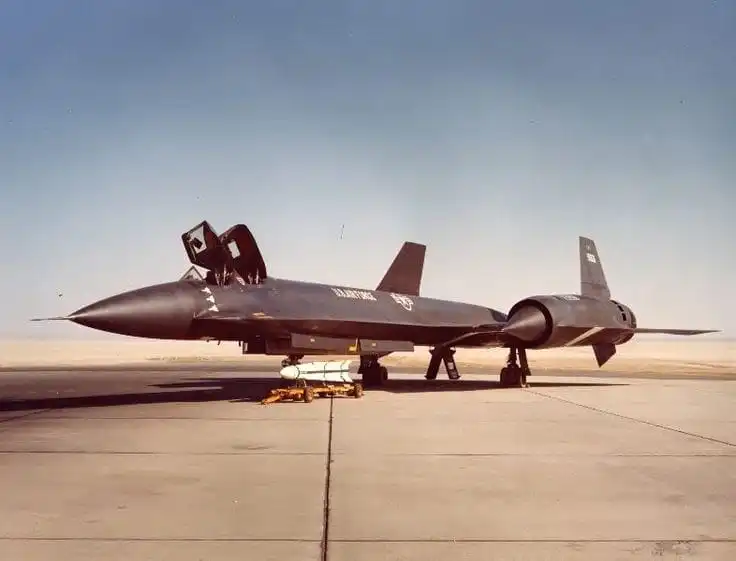 Debido a las altas temperaturas del vuelo supersónico, el fuselaje de titanio del A-12 requería juntas de dilatación que hacían que el combustible gotease constantemente sobre la pista antes de despegar.