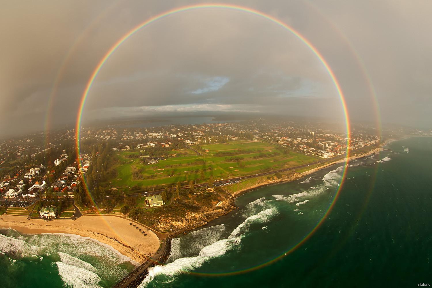 Un arcoíris circular completo captado desde las alturas. La forma de arco que vemos desde el suelo es simplemente el resultado del horizonte terrestre bloqueando la mitad inferior del círculo óptico.