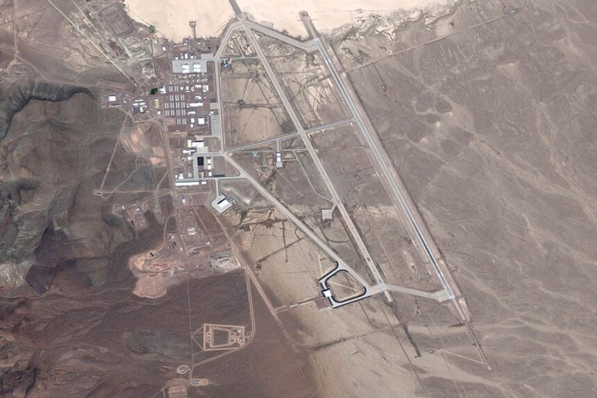 Imagen satelital contemporánea de las instalaciones de Groom Lake. Las dimensiones de los nuevos hangares sugieren el desarrollo de plataformas no tripuladas de gran envergadura.