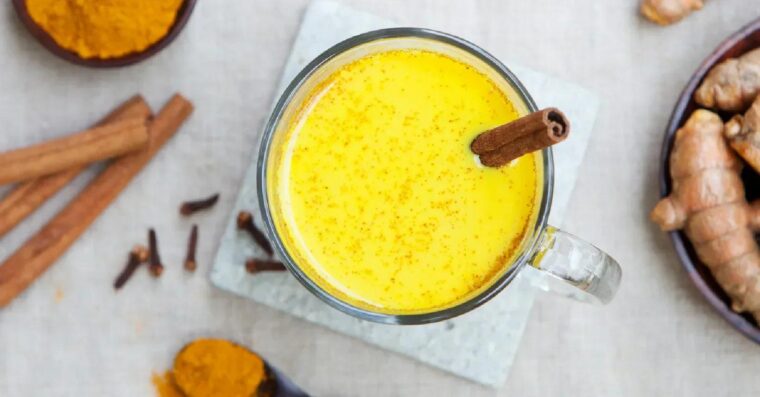 Infusión de cúrcuma y jengibre para la salud.