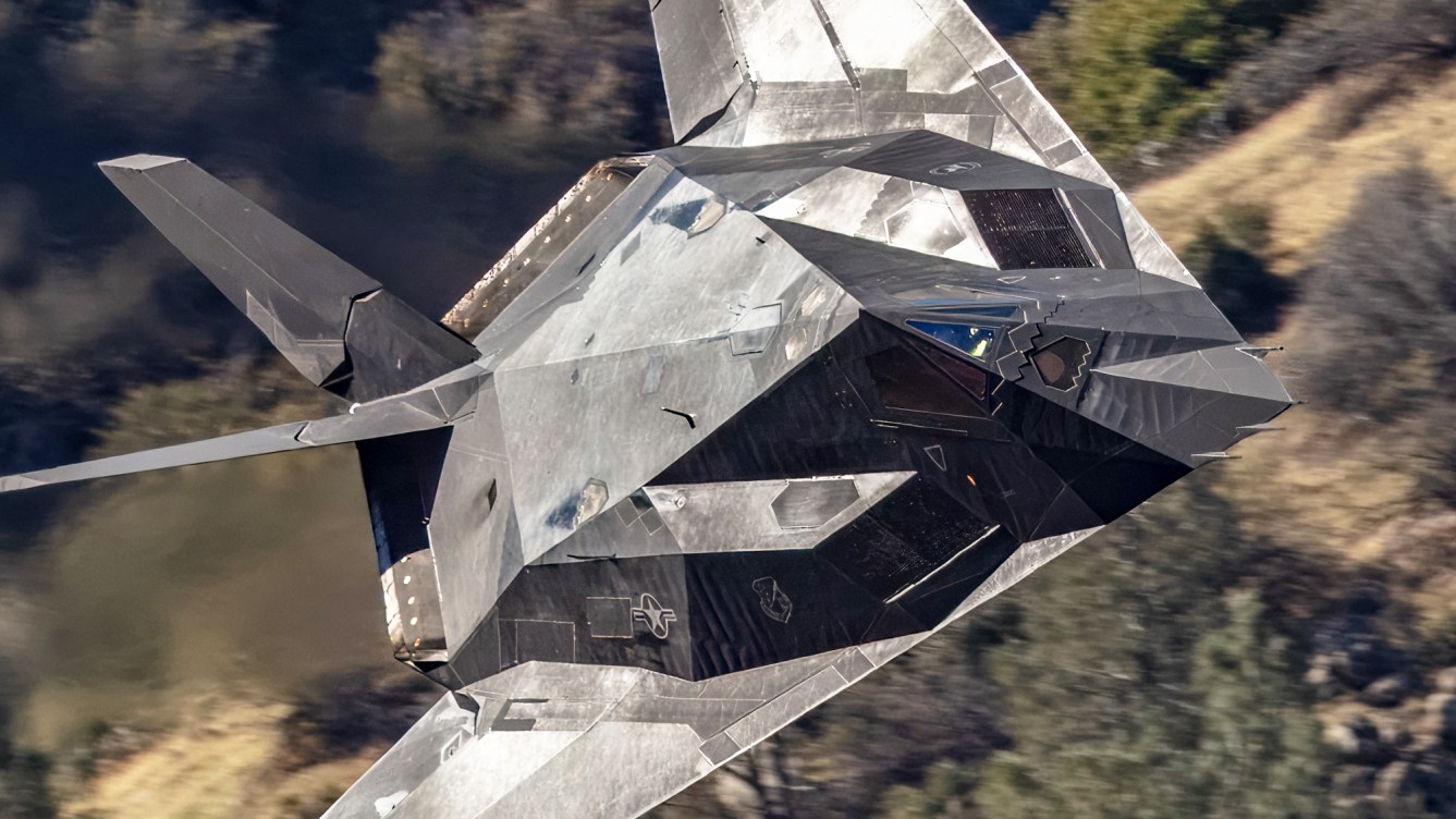 Las superficies anguladas del F-117 se diseñaron matemáticamente para desviar las ondas de radar, sacrificando la aerodinámica clásica por la invisibilidad.