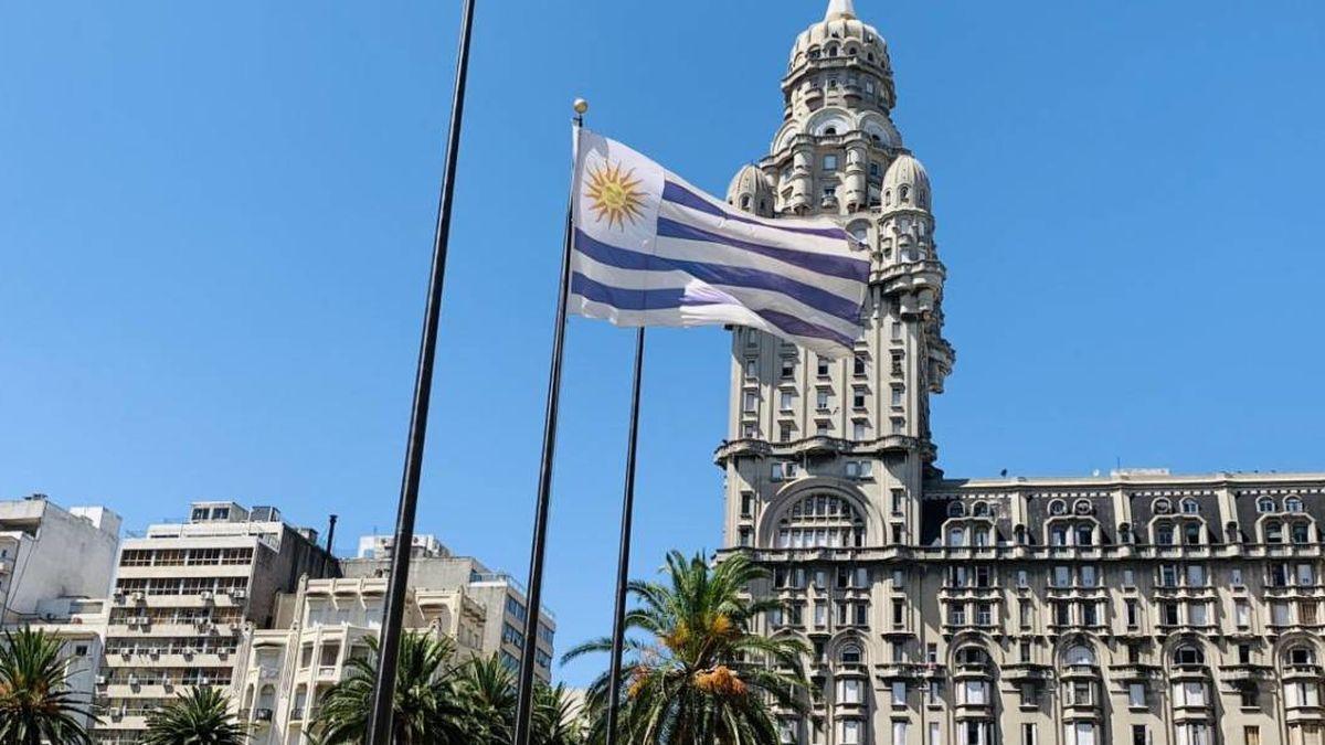 Montevideo, Uruguay y su bandera flameando.