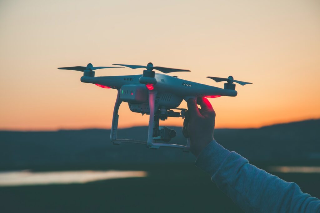 Dron volando en atardecer