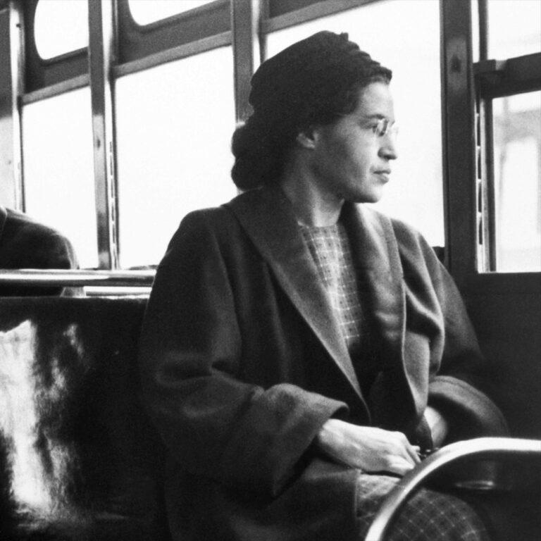 Rosa Parks se negó a ceder su asiento, lo que desencadenó el boicot. Su arresto en 1955 fue el “chispazo” que inició el movimiento por los derechos civiles.