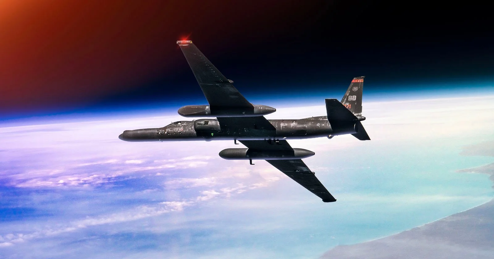 El fuselaje reflectante del U-2 a más de 70,000 pies captaba los rayos solares mucho después del anochecer en tierra, simulando un objeto incandescente para los testigos.