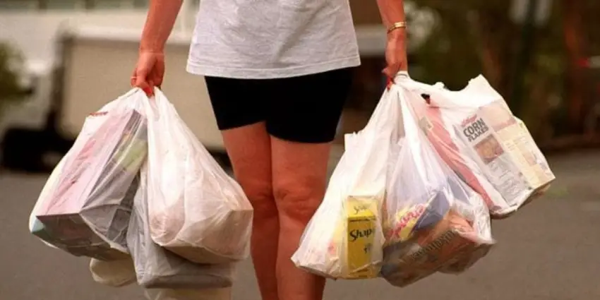 ¿Por que la producción de bolsas plásticas utiliza petróleo?