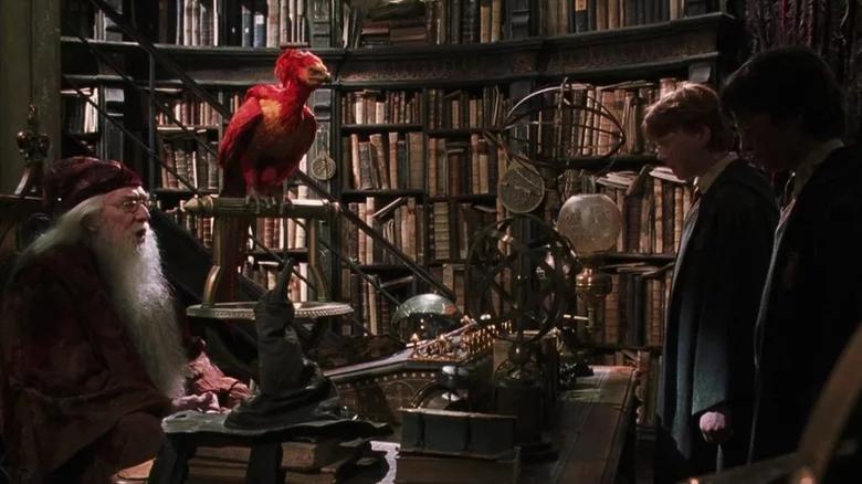 Albus Dumbledore es uno de los magos más poderosos y respetados del universo de Harry Potter. Fue director de Hogwarts y una figura clave en la lucha contra el mal.
