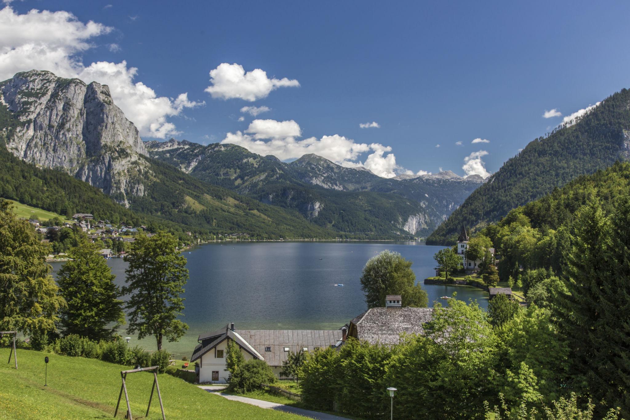 El pueblo de Hallstatt es uno de los lugares más fotografiados del país, famoso por su lago y su entorno alpino, y forma parte de un sitio declarado Patrimonio de la Humanidad