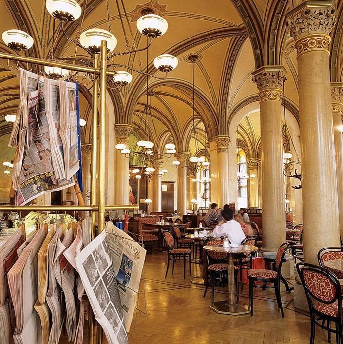 En las cafeterías de Austria tienes periódicos disponibles para leer tranquilamente y puedes ocupar las mesas las horas que desees sin importar la cantidad de café que consumas.