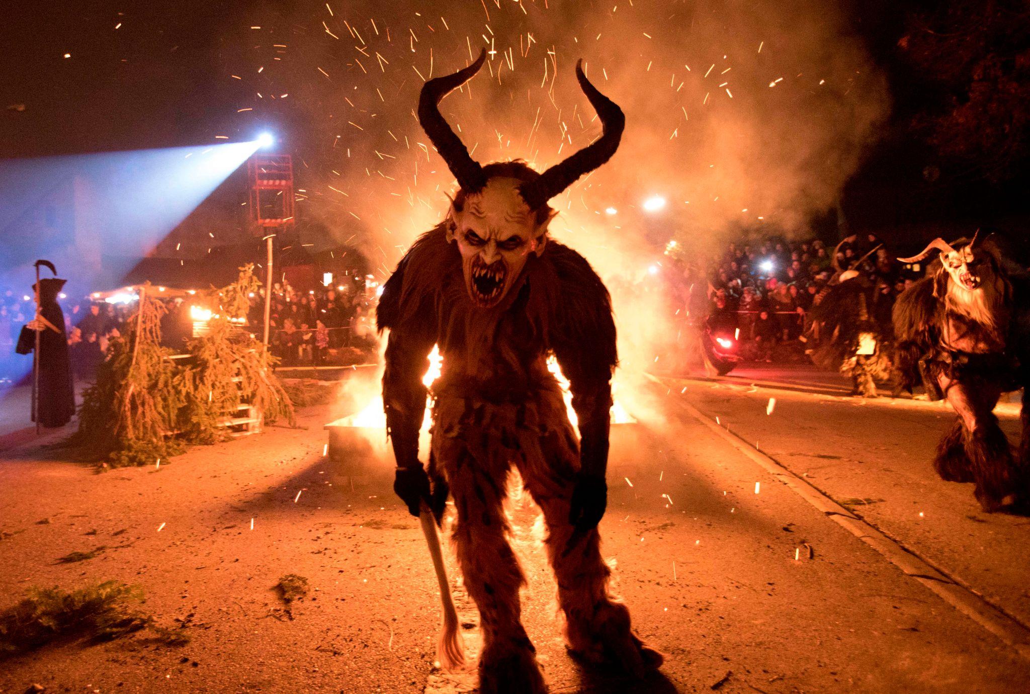 El Krampuslauf es un desfile tradicional donde personas se disfrazan de Krampus, una criatura demoníaca del folclore alpino.